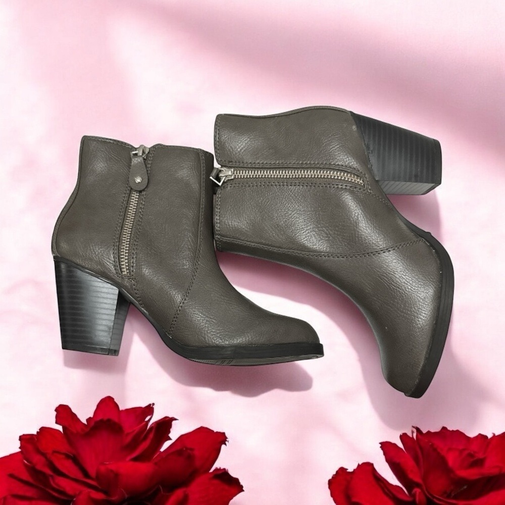 Gray simply Vera ankle boots
